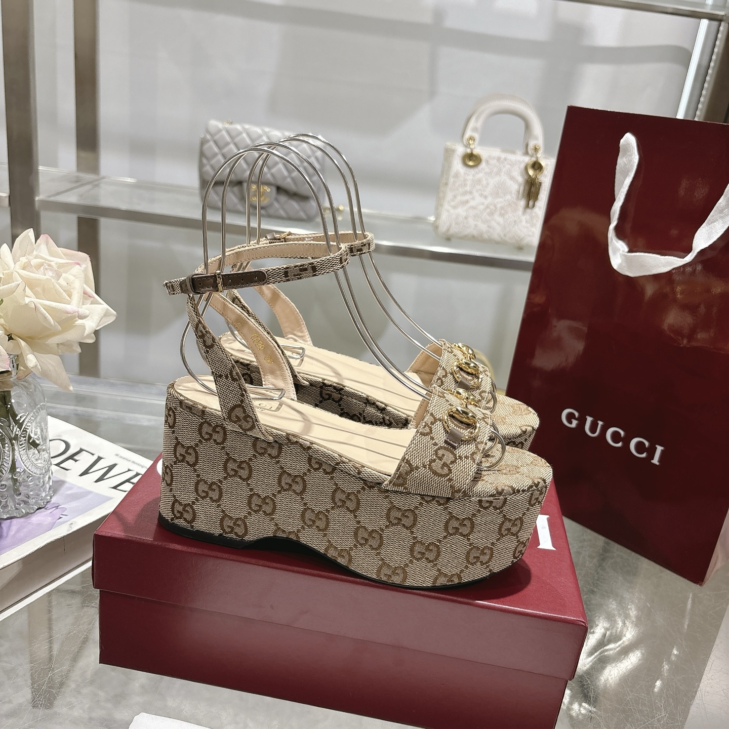 구찌 가죽 라운드 버클 스트랩 샌들 8CM 2컬러 947182HK80