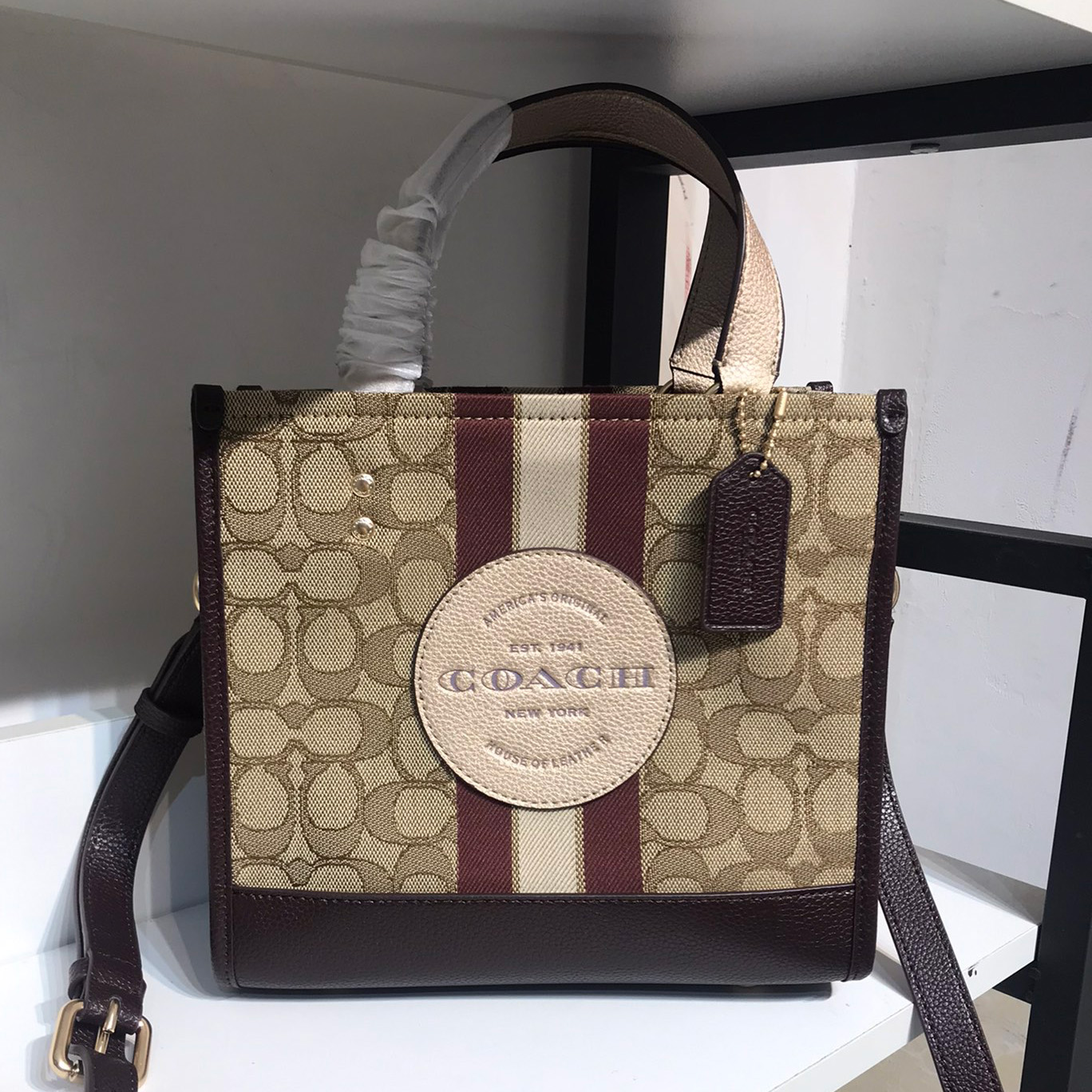 코치 뎀프시 토트 22 시그니처 자카드 스트라이프 숄더백 C8406