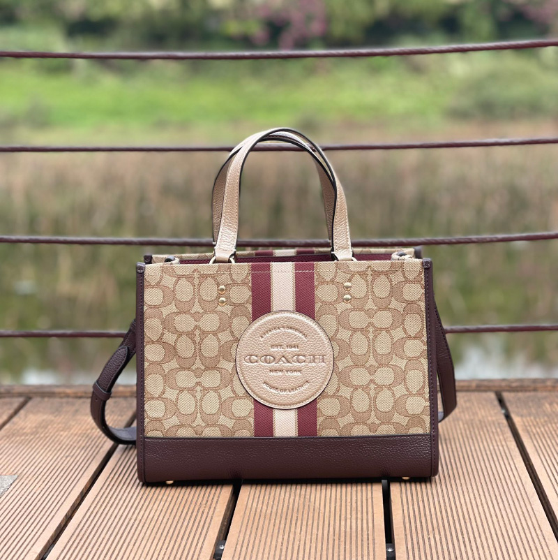 코치 뎀프시 캐리올 인 시그니쳐 자카드 위드 스트라이프 C8407