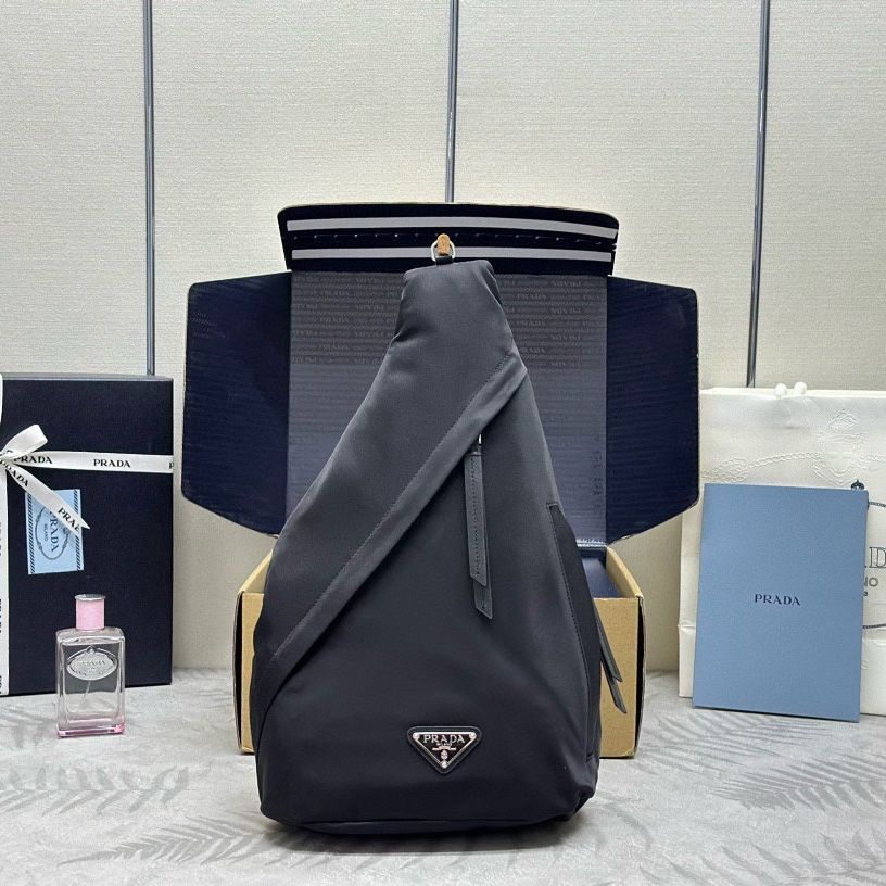 프라다 25SS 시그니처 삼각로고 슬링백 블랙 2VZ092