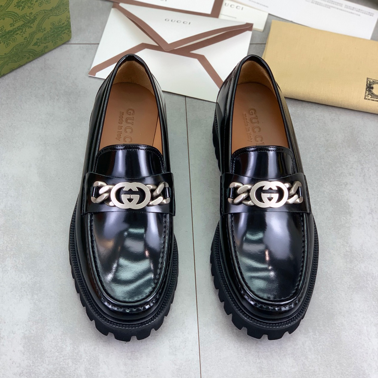 구찌 인터로킹 G 체인 가죽 로퍼 블랙 752093