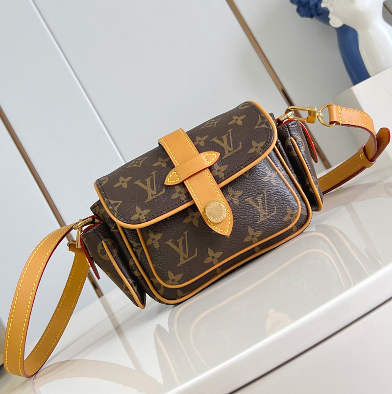 루이비통 카고 웨어러블 월릿 M14742