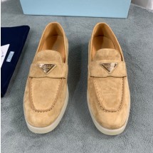 프라다 금장 삼각로고 스웨이드 여성 로퍼 1D222N
