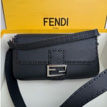 펜디 오버사이즈 탑스티치 바게트백 2컬러 8BR600