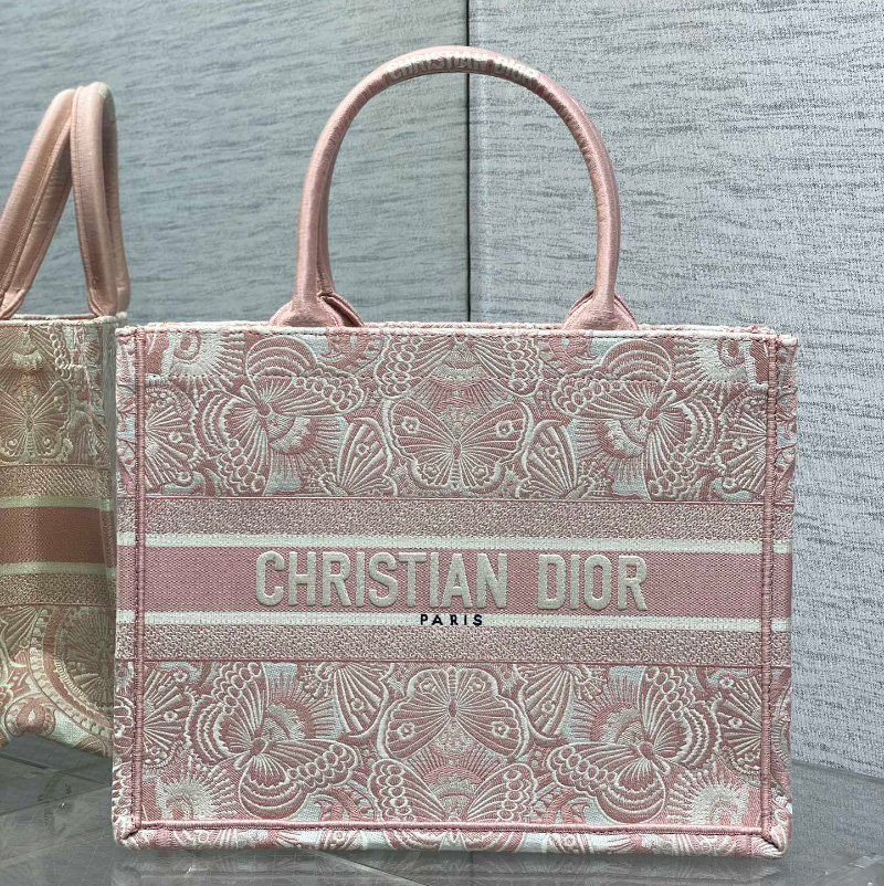 디올 DIOR Dior Book Tote 미디엄 백 피치 블로썸 핑크 화이트 D-Butterfly Paisley 자수 M1296ZEEQ_M082