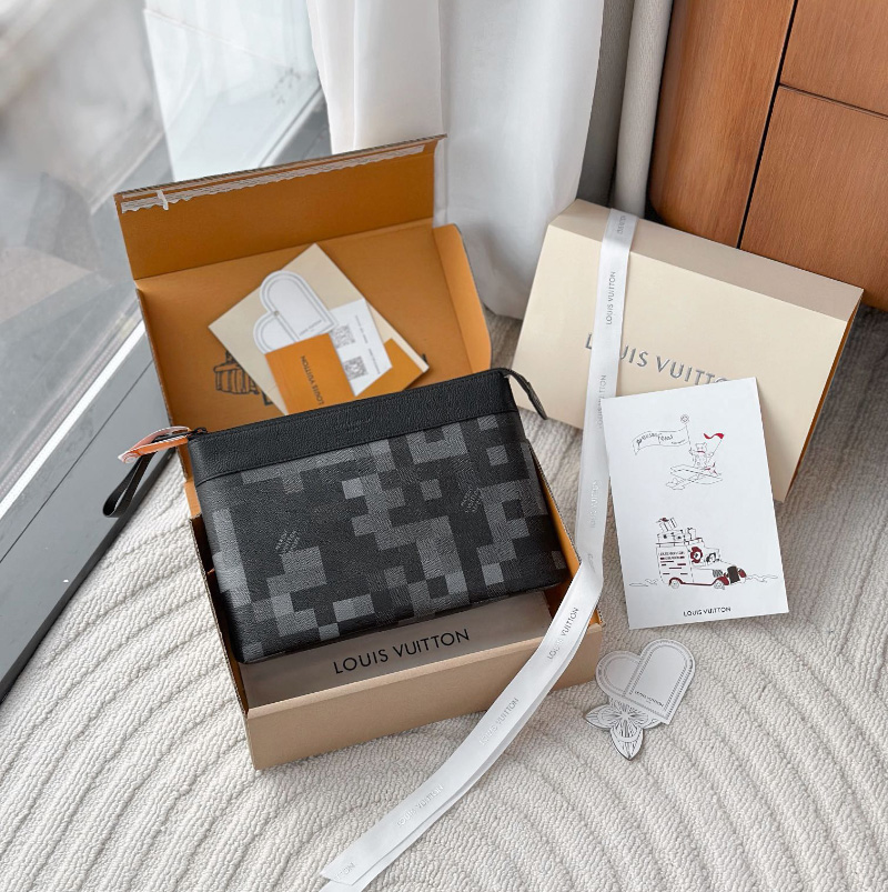 25SS 루이비통 포쉐트 보야주 수플 클러치 백 M14926