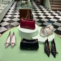 프라다 스몰 튀뮬트 가죽 백 3컬러 1BD395