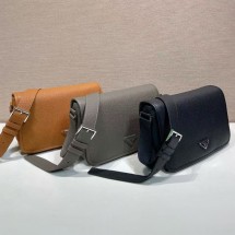 프라다 남성 삼각로고 가죽 숄더백 3컬러 2VD075