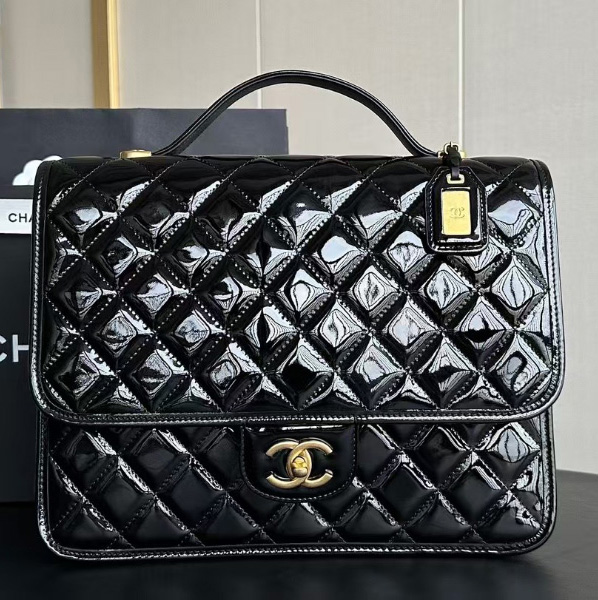 샤넬 페이던트 카프스킨 제니 백팩 라지 블랙 골드 메탈 AS3662