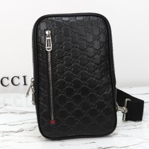 구찌 남자 신상  GG 엠블럼 스몰 크로스백 862915