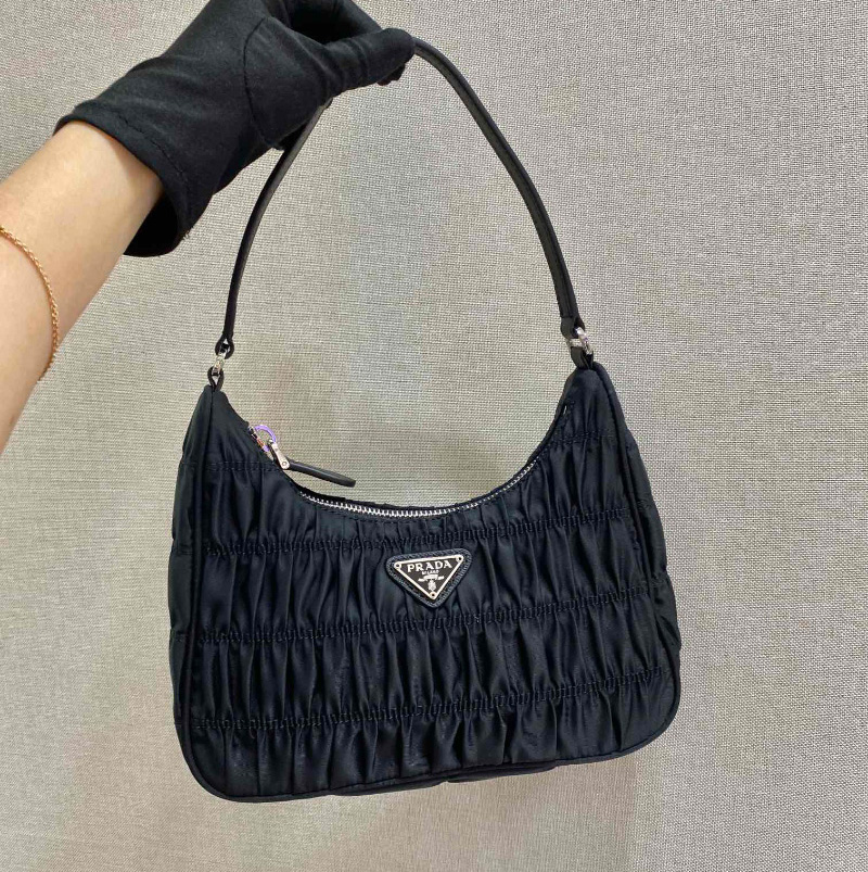 프라다 리에디션 사피아노 트리밍 리나일론 호보백 블랙 1NE204
