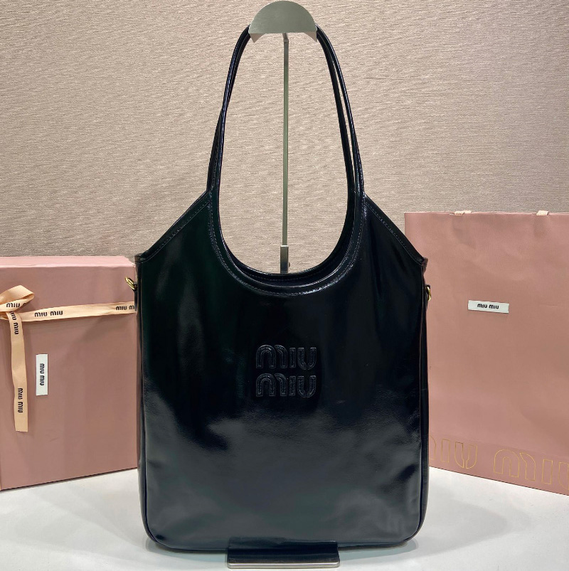 미우미우 26SS 여성 아이비 레더 토트백 5BG311