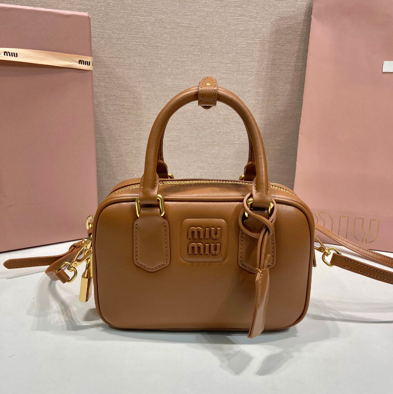 미우미우 아르카디 가죽 토트백 5BB123