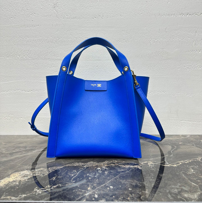 셀린느 스몰 큐보 백 서플 카프스킨 124182T83.GFU9