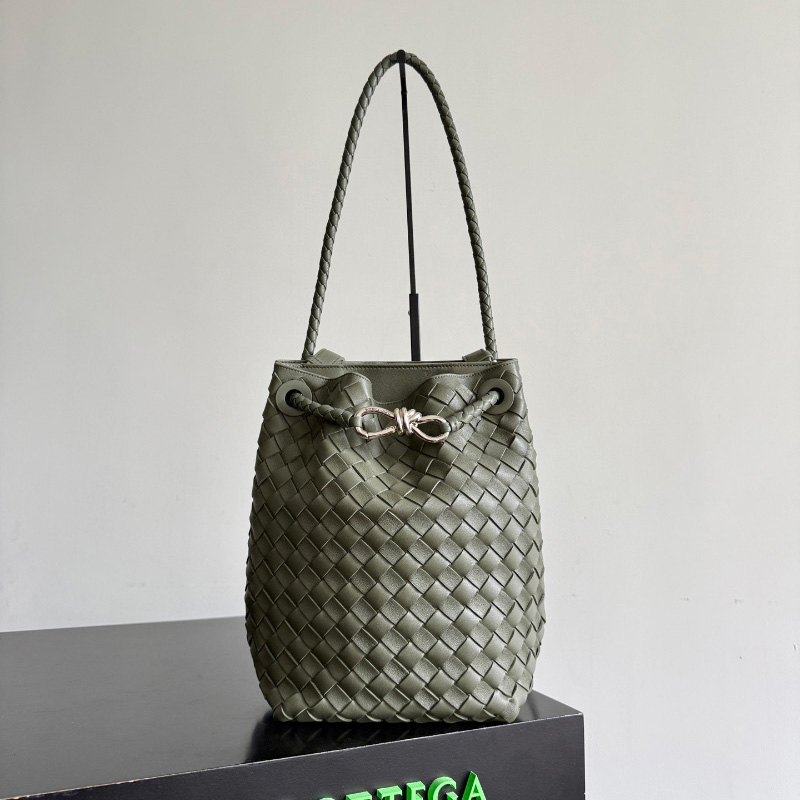 보테가 베네타 스몰 안디아모 버킷 피클 855759VCPP13297