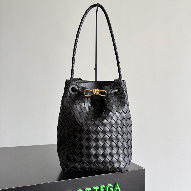 보테가 베네타 스몰 안디아모 버킷 피클 블랙 855759VCPP13297