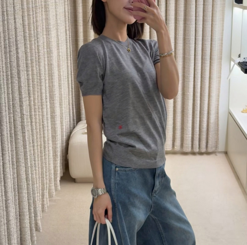 샤넬 26SS 26P 캐시미어 니트 반팔 CC로고 쇼트 슬리브 탑 그레이 실크 P81364  H