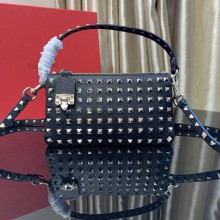 발렌티노 가라바니 록스터드 스몰 크로스바디 백 WW2B0J47VSF