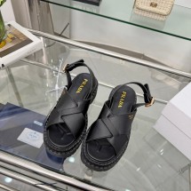 프라다 로고 여성 레더 크로스 버클 스트랩 샌들 굽높이5.5CM 블랙 1X925N