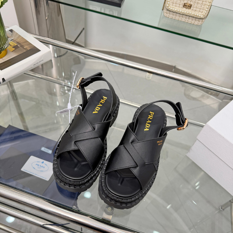 프라다 로고 여성 레더 크로스 버클 스트랩 샌들 굽높이5.5CM 블랙 1X925N