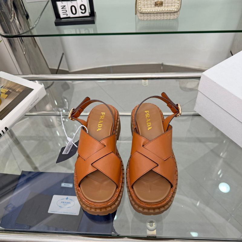 프라다 로고 여성 레더 크로스 버클 스트랩 샌들 굽높이5.5CM 카멜 1X925N