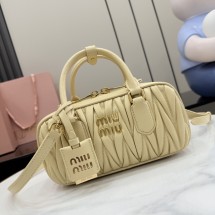 미우미우 아르카디 마틀라쎄 나파 가죽 백 베이지 5BB142