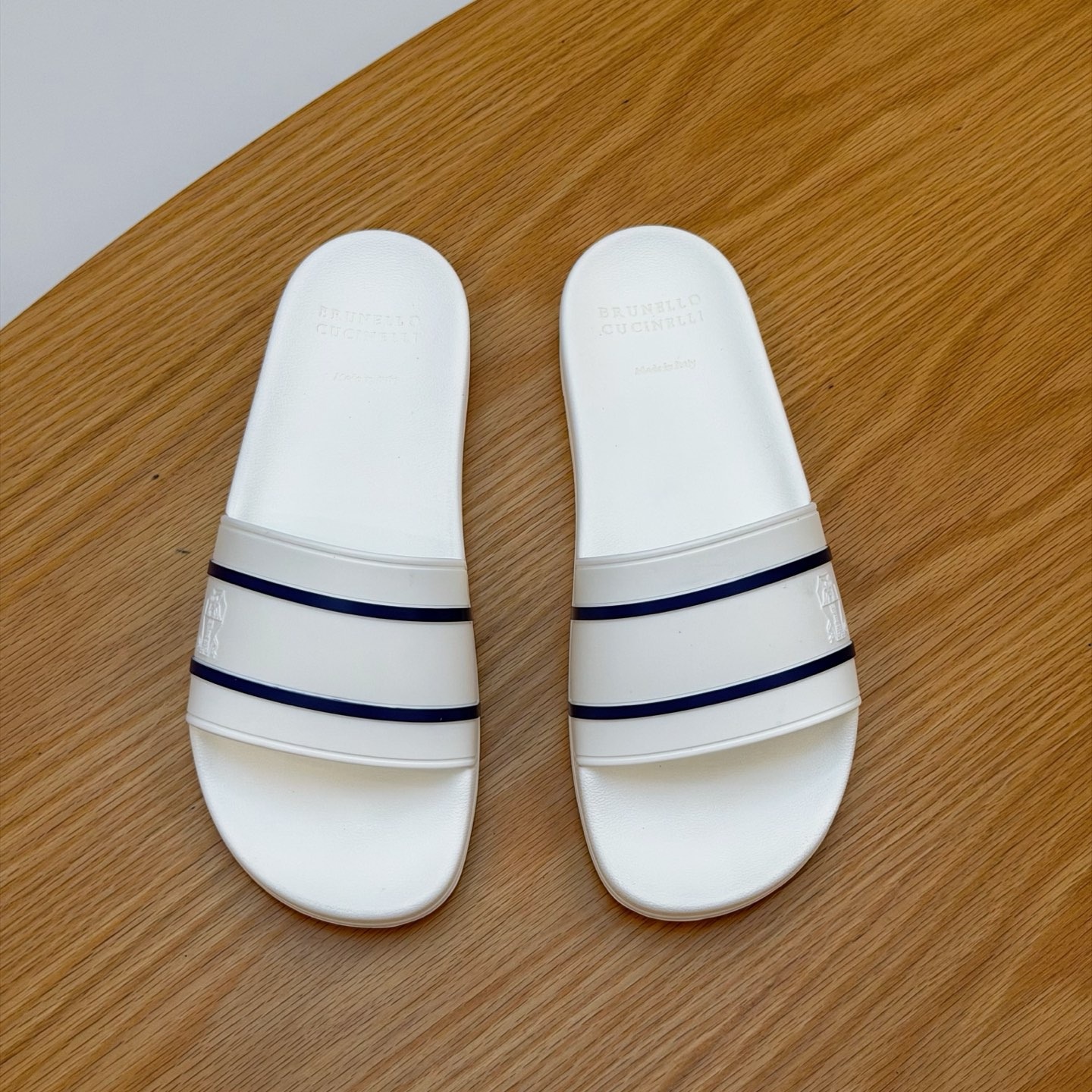 브루넬로 쿠치넬리 남성 샌들 슬리퍼 화이트 네이비  MZUPOSR
