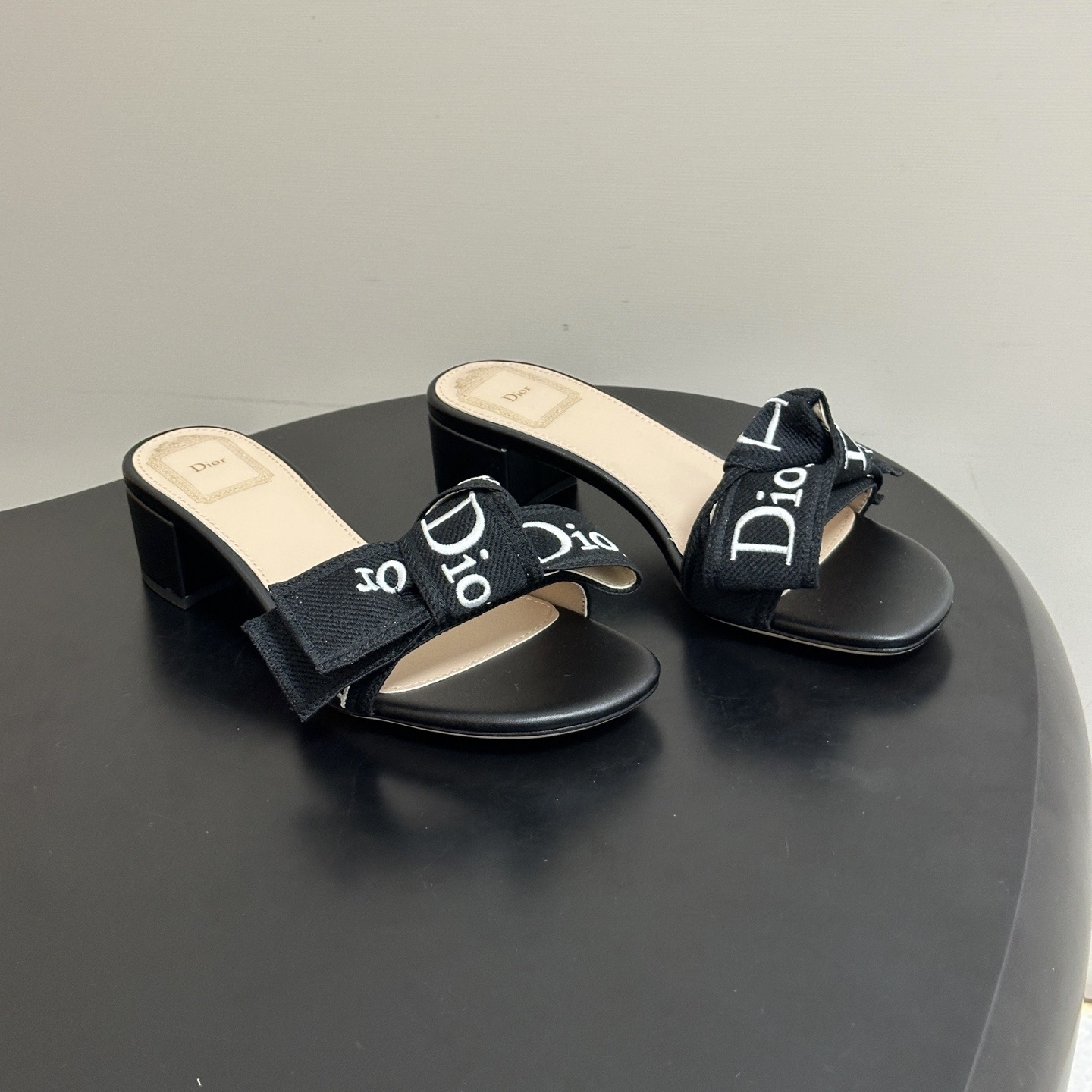 디올 26SS 자디오르 코튼 리본 스트랩 뮬 샌들 굽높이 3.5CM 2컬러 KDO708LEC