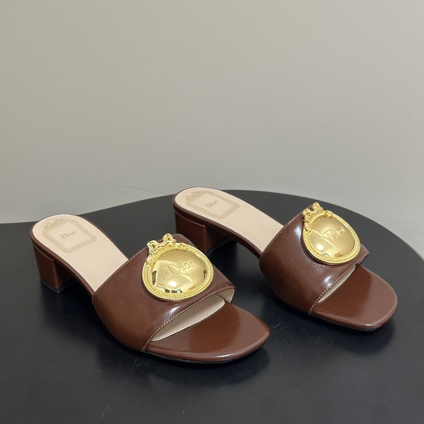 디올 메달리옹 버클 힐 슬라이드 슬리퍼 4.5CM 브라운 KCO695LAB