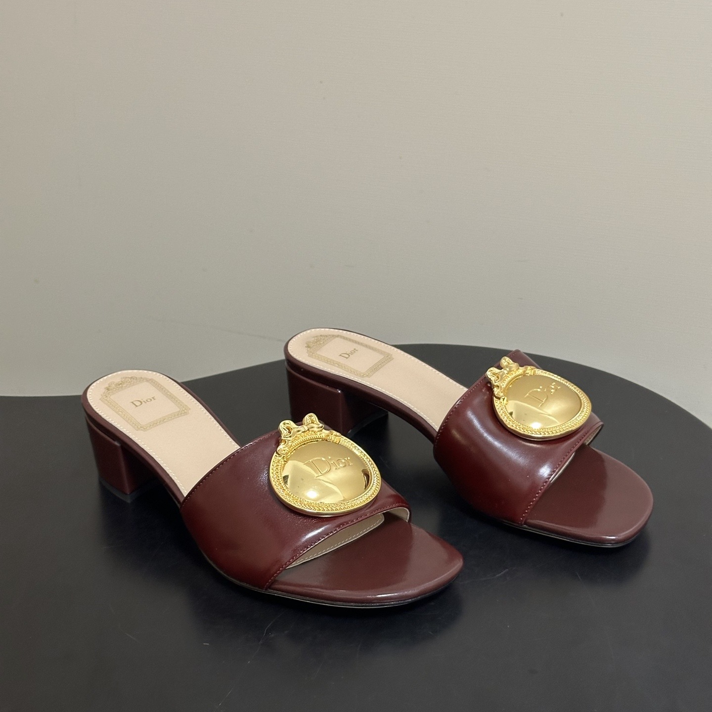 디올 메달리옹 버클 힐 슬라이드 슬리퍼 4.5CM 레드  KCO695LAB