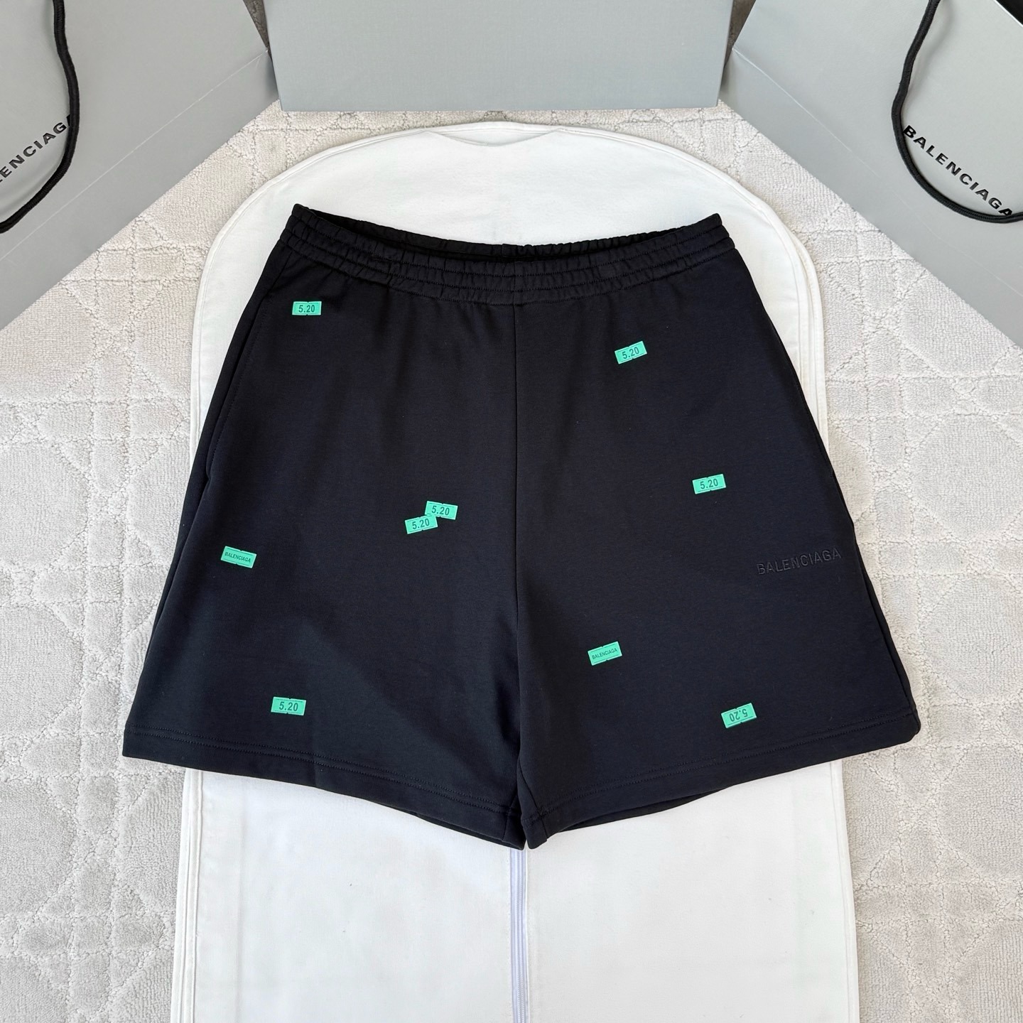 발렌시아가 SS26 스티커장식 컴포트 소프트 캐주얼 팬츠 루즈핏 남여공용 2컬러 826385TUVN27082  Y