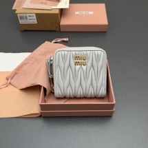 미우미우 마테라쎄 나파 지퍼 반지갑 연그레이 5ML522