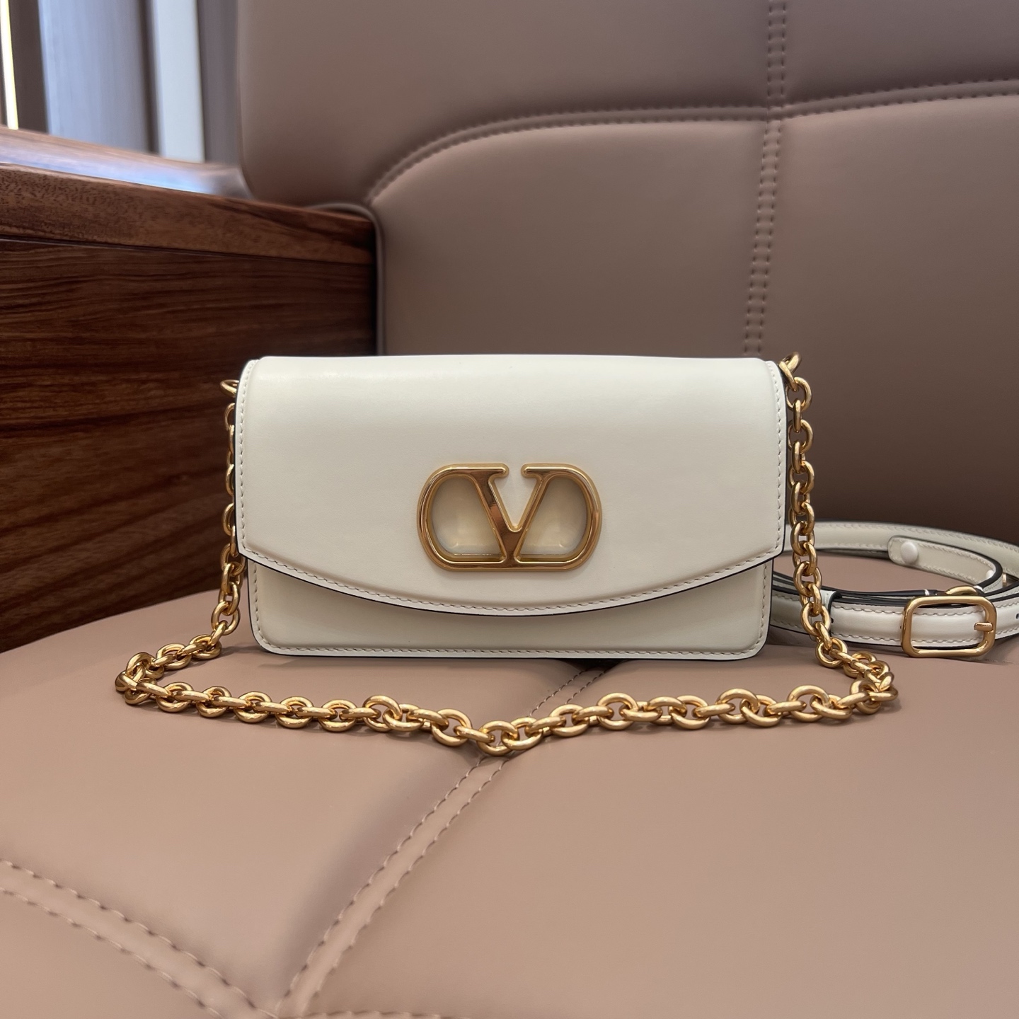 발렌티노 가라바니 베인 클러치 화이트 크로스백  WB0R71GCB