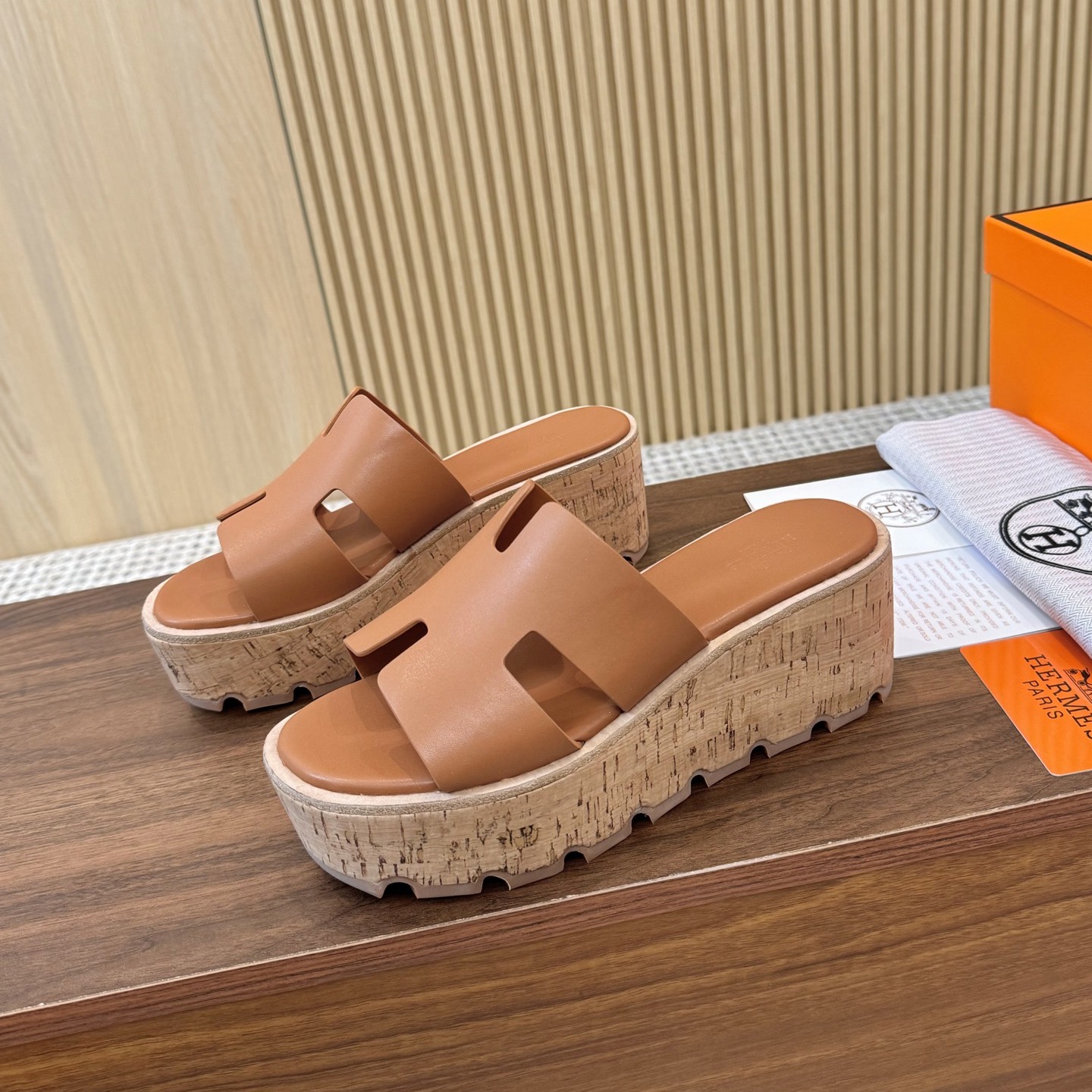 에르메스 여성 에제 30 스웨이드 내추럴 굽5-8CM 샌들 브라운  H221026Z370A3  JM