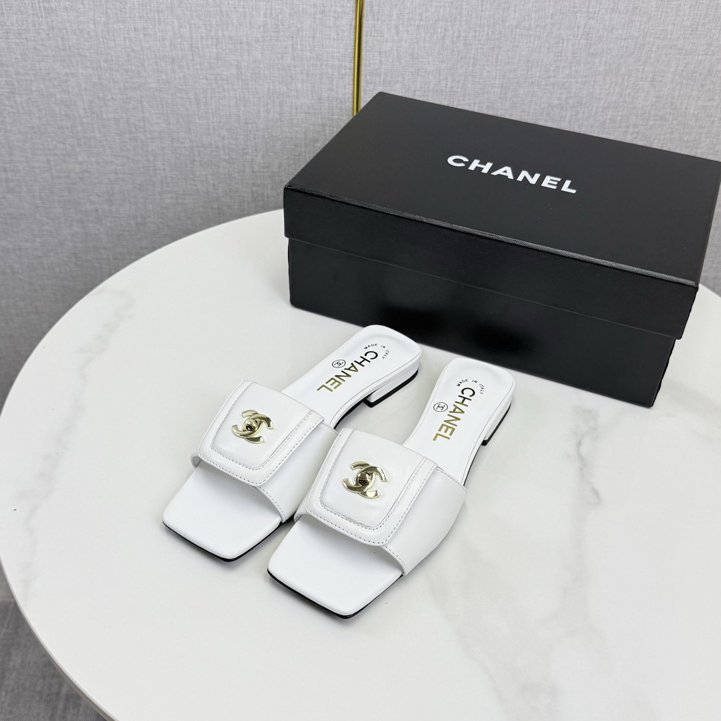 샤넬 26SS 턴 락 CC 가죽 뮬 샌들 굽1.5CM 화이트 G47213  JM