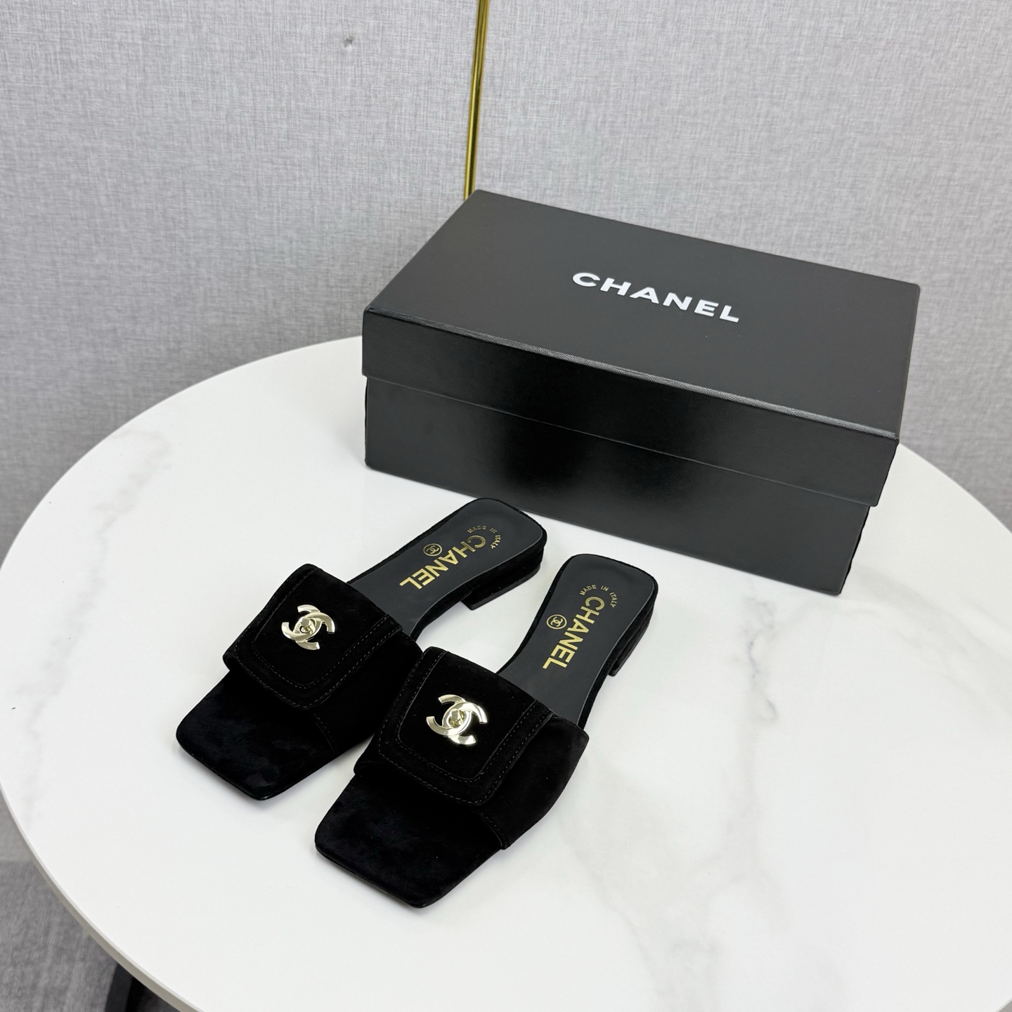 샤넬 26SS 턴락 CC 스웨이드 뮬 샌들 굽1.5CM 블랙 G47213  JM