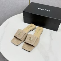 샤넬 26SS 턴락 CC 스웨이드 뮬 샌들 굽1.5CM 베이지 G47213  JM