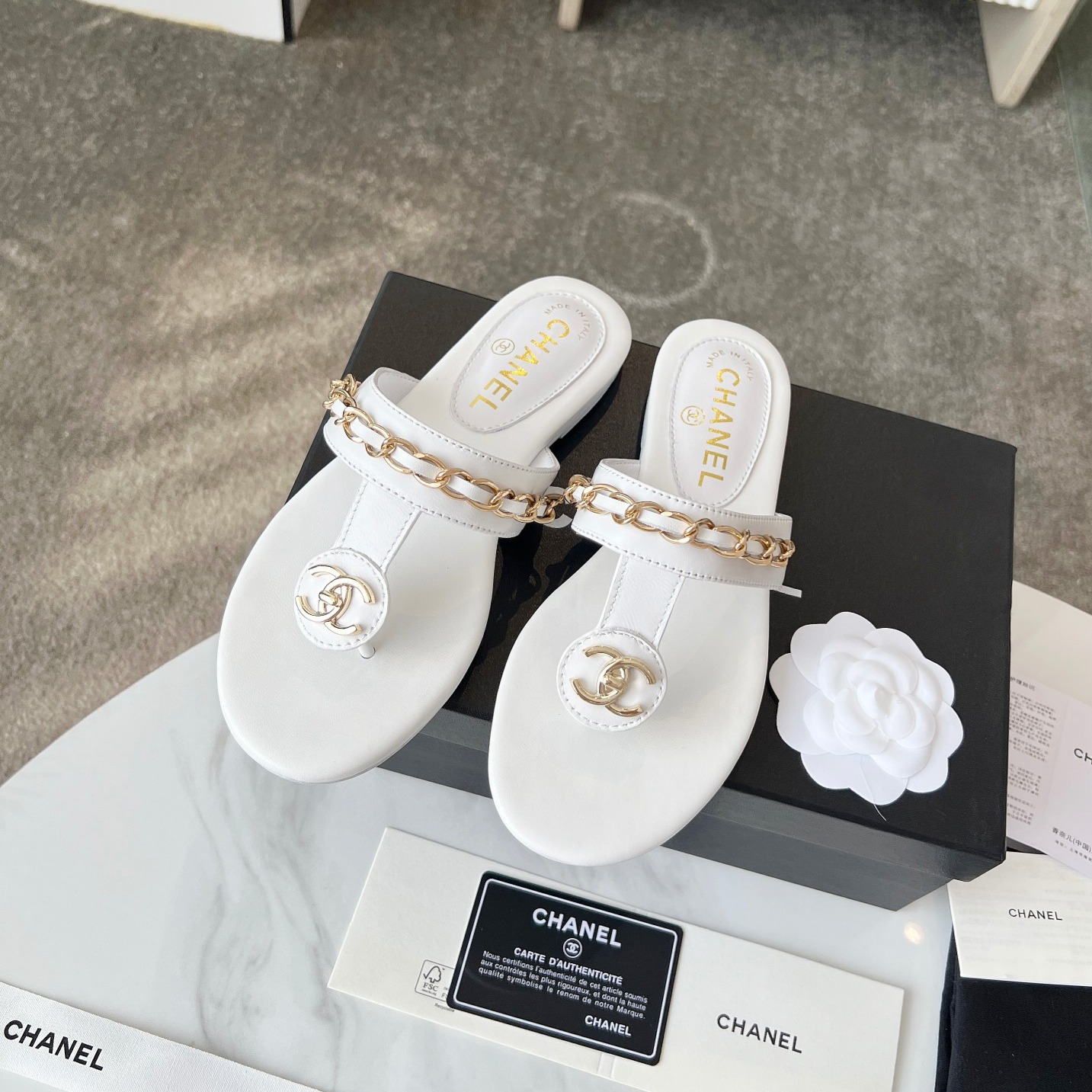 샤넬 CC 로고 턴락 체인 쪼리 슬리퍼 화이트 G46405  JM