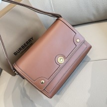 버버리 노트 탑 스티치 미디움 크로스 바디백 80430551