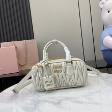 미우미우 아르카디 마틀라쎄 나파 가죽 백 화이트 5BB142
