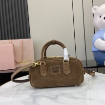 미우미우 아르카디 마틀라쎄 스웨이드 백 브라운 5BB142