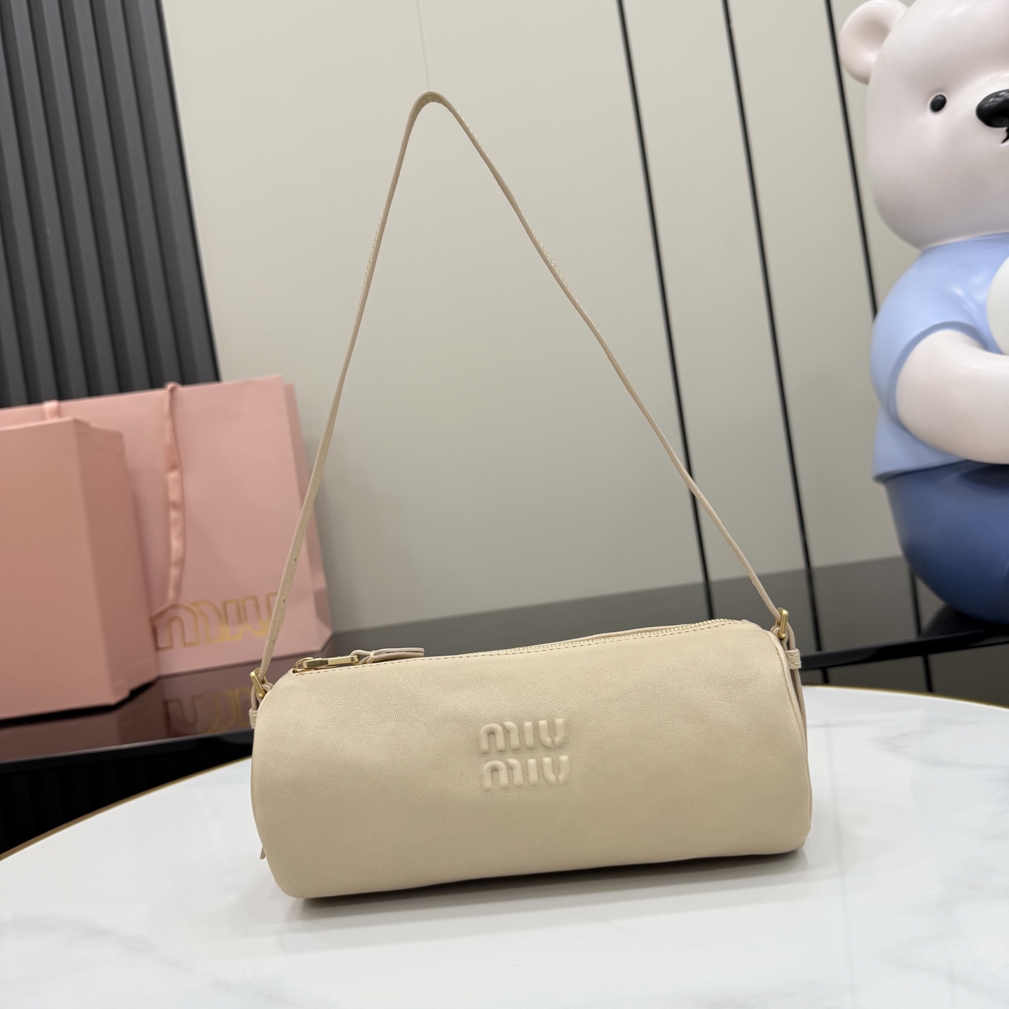 미우미우 26SS  로고 나파 레더 스웨이드 파우치 숄더백  5NE851