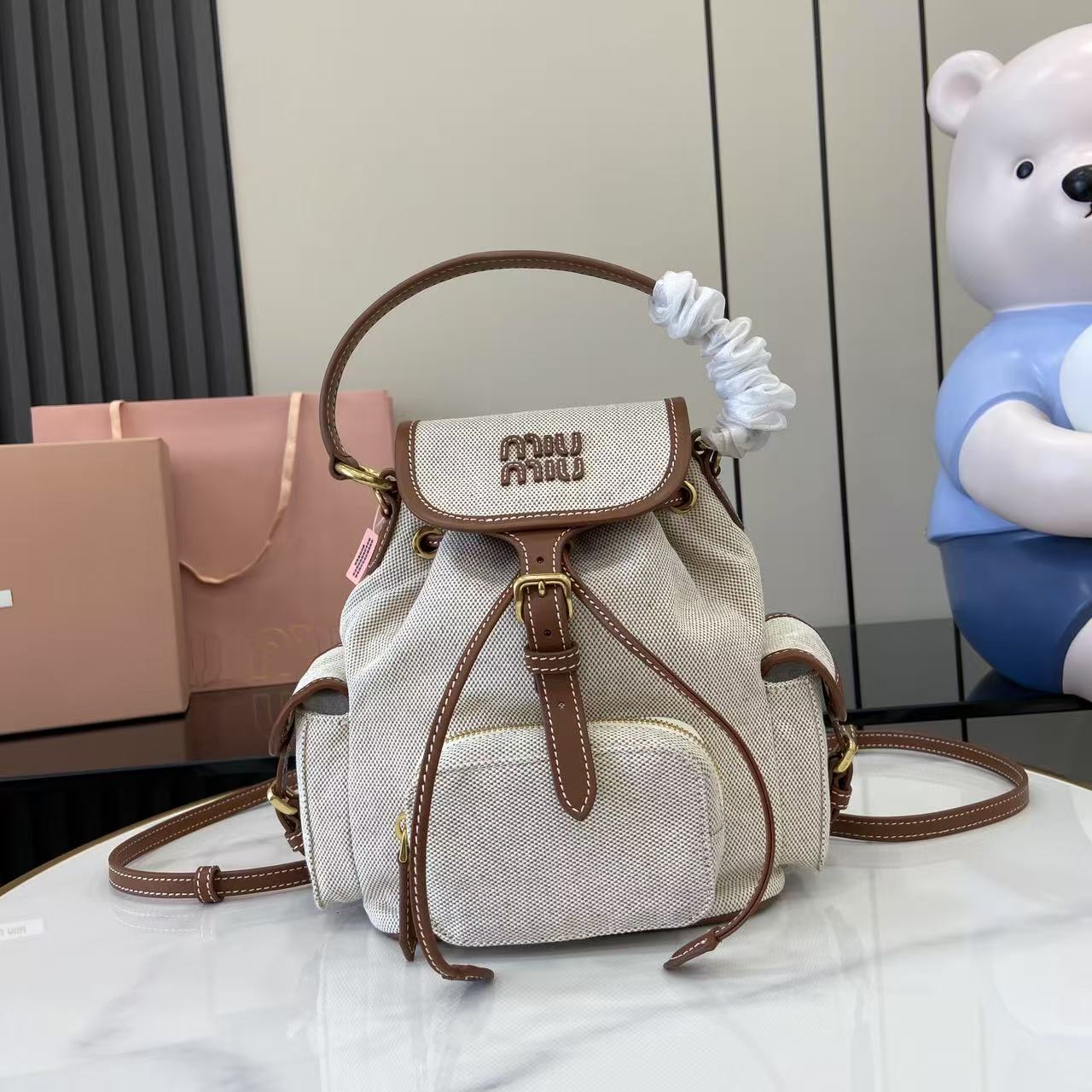 미우미우 레더 트리밍 캔버스 화이트 백팩 5BZ043