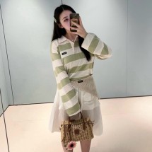 미우미우 로고 패치 스트라이프 폴로 티셔츠 MJLA60  H
