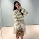 미우미우 로고 패치 스트라이프 폴로 티셔츠 MJLA60  H